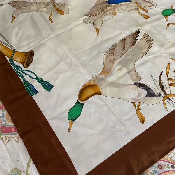 LKNW Gucci Vintage Silk Oversized Scarf 34x34 Duck Foulard AUTHENTIC No Tag - Picture 8 of 11